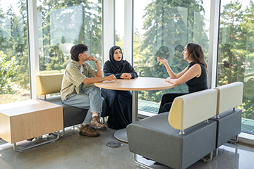 Students engage in a discussion outside of class.