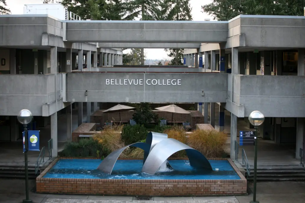 Bellevue College fountain.