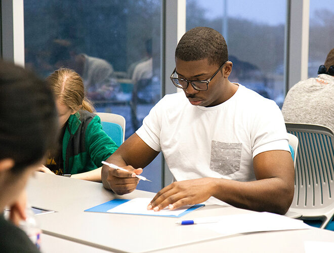 Students work together in class.