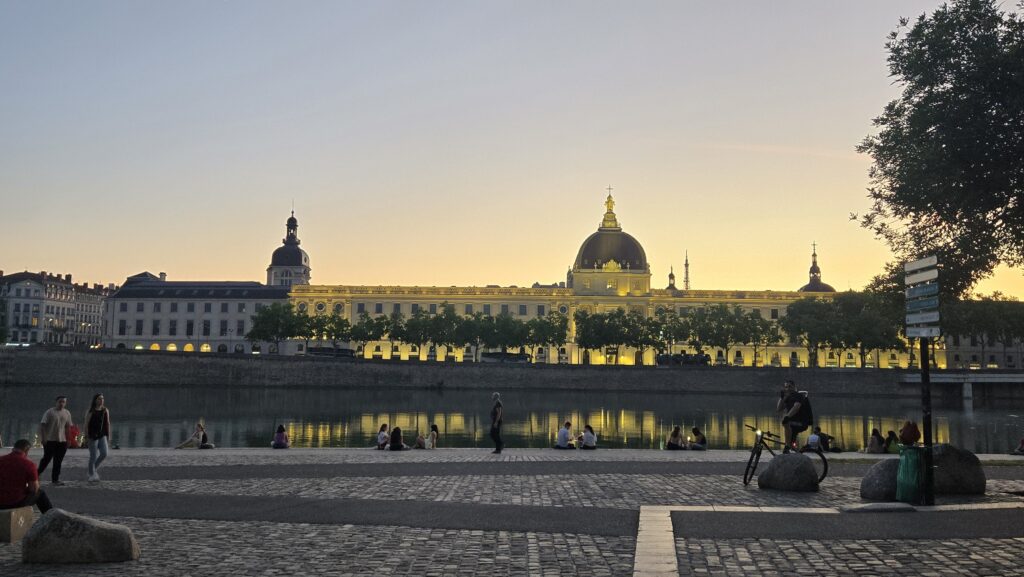evening view of the facade of Hôtel-Dieu de Lyon