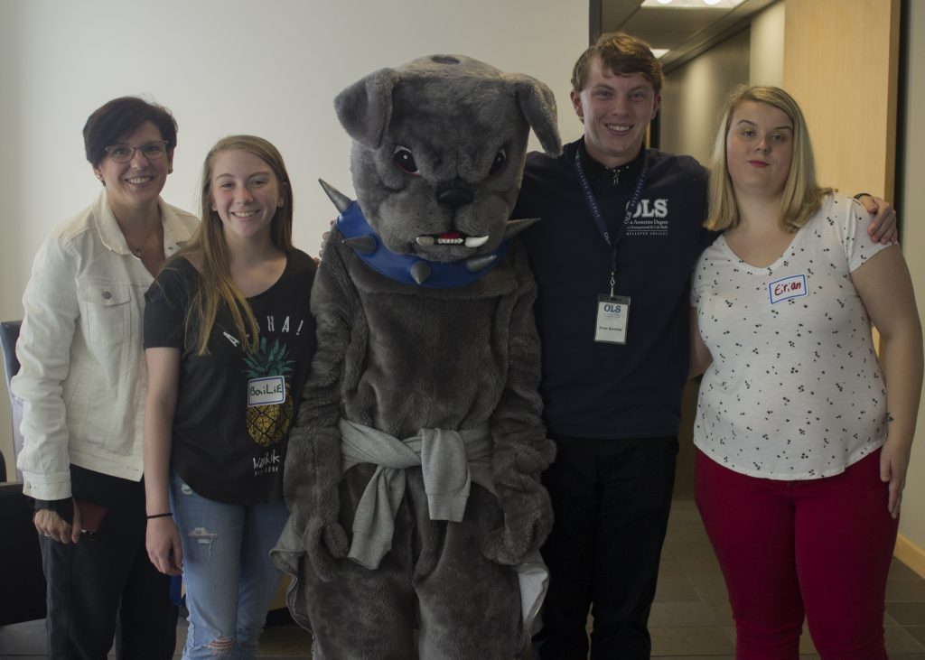 OLS Students posing with Brutus and Pilar Lopez