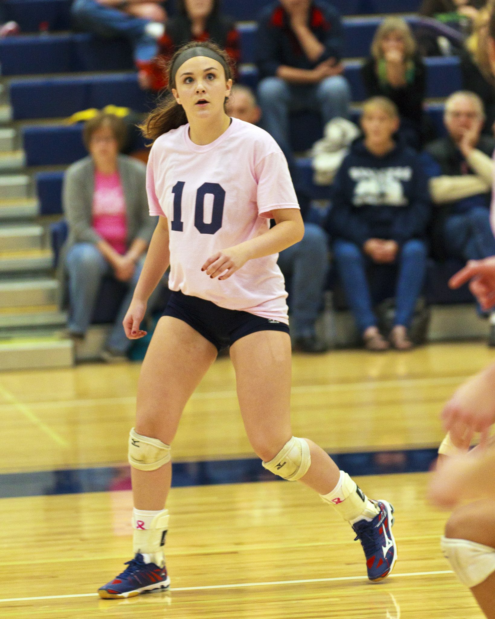 A Bellevue College volleyball player moves into position on the court