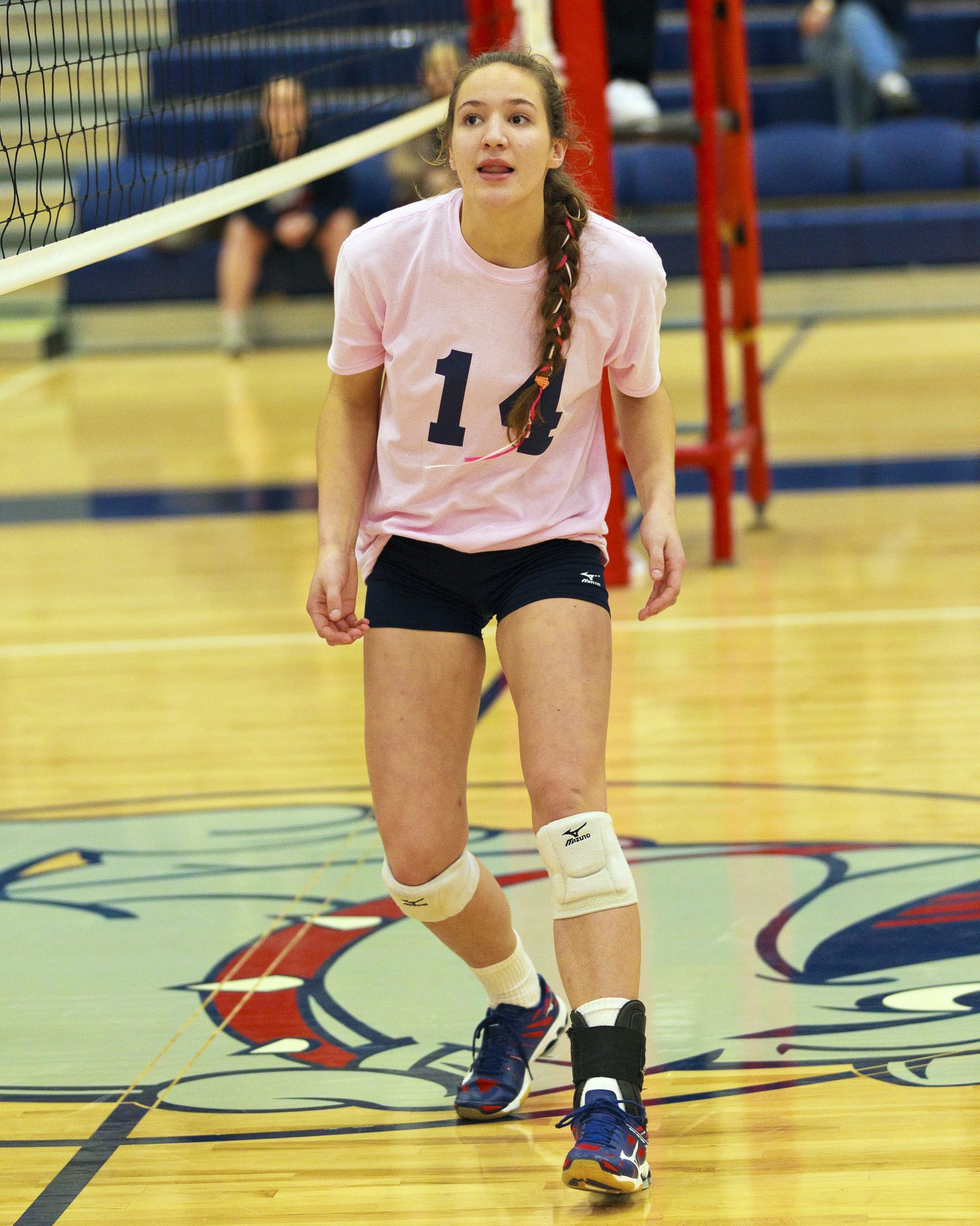 A Bellevue College volleyball player moves into position on the court