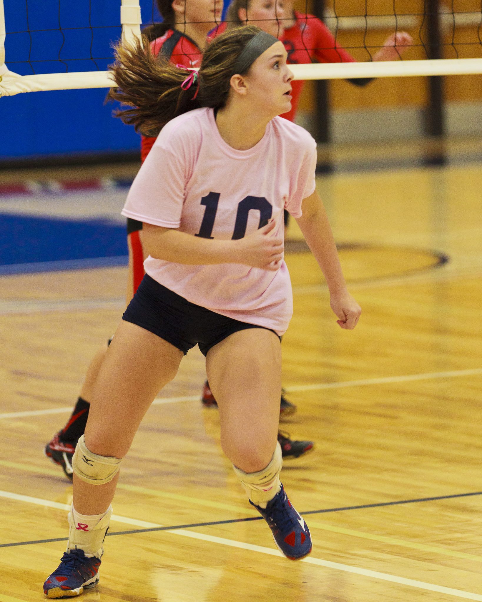 A Bellevue College volleyball player moves into position on the court