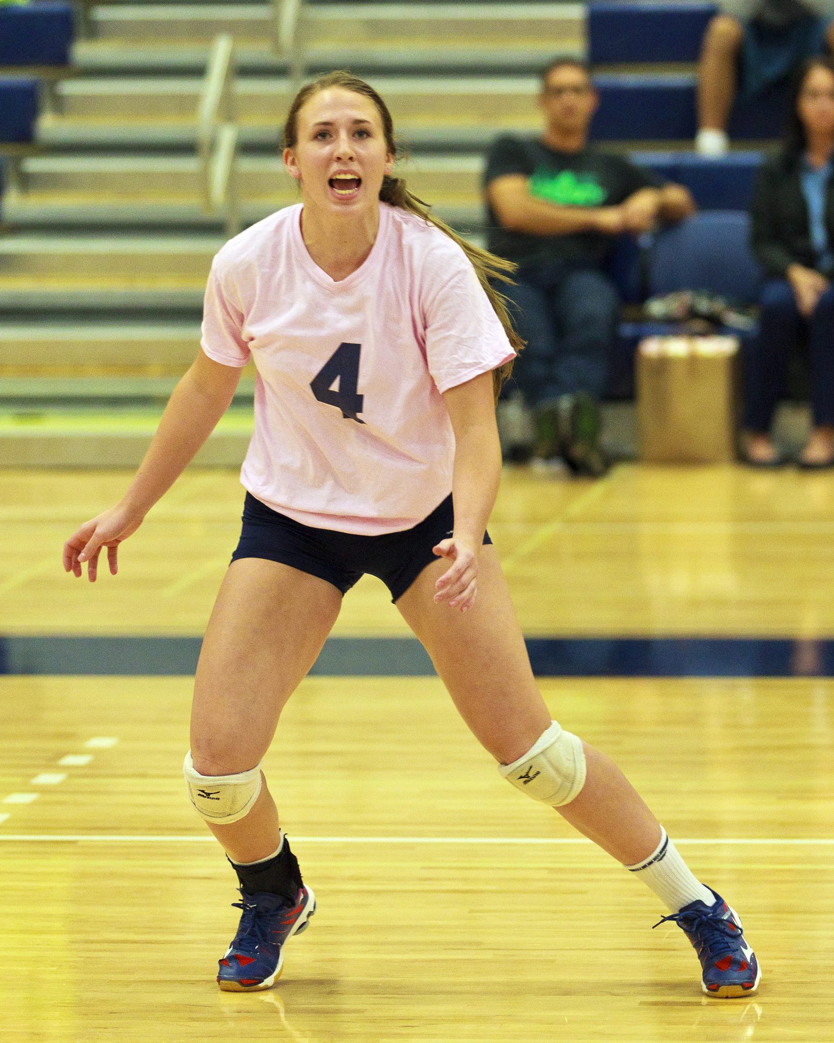A Bellevue College volleyball player moves into position on the court