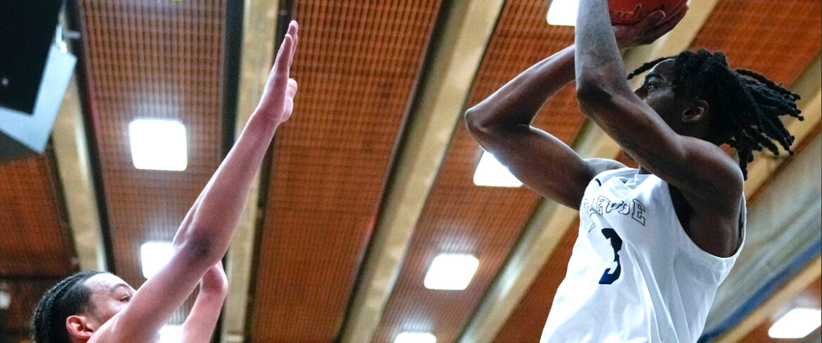 Bellevue's Darius Williams taking aim on the basket.