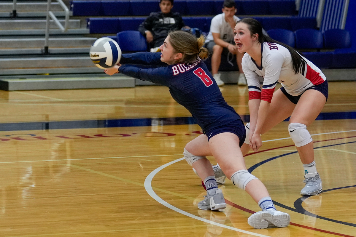 Volleyball Tops Everett Athletics Department