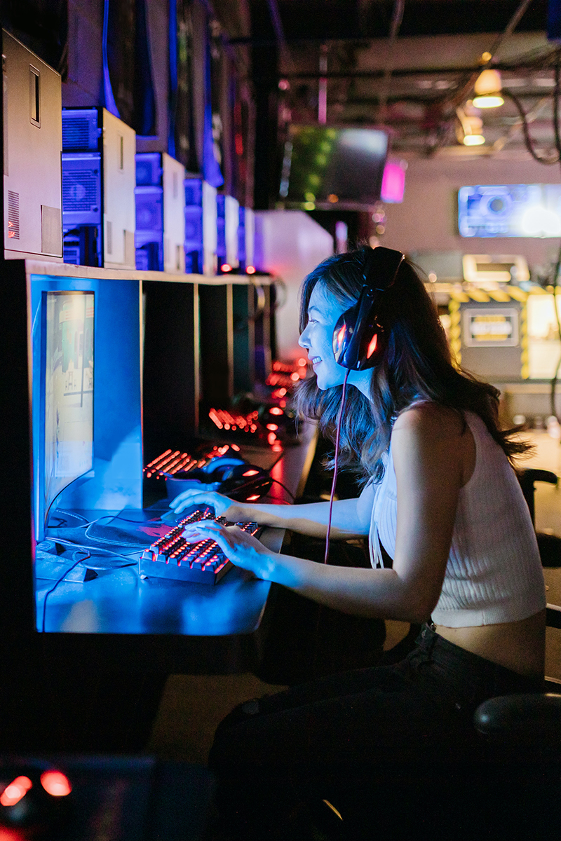 A smiling student works on digital imagery in the computer lab.