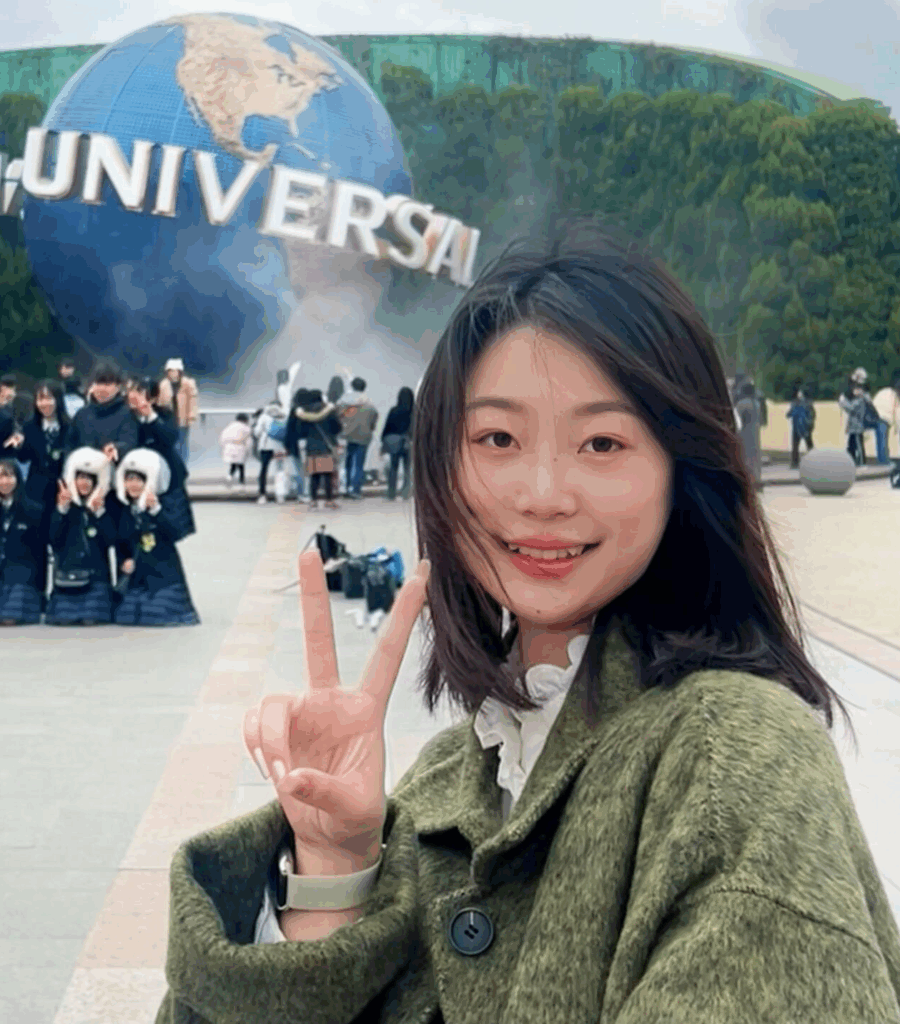 Yiyuan Xu selfie standing in front of Universal Studio